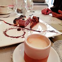 coffe and raw cakes at Rayen Vegano in Madrid