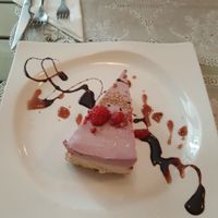 Raspberry and lemon cheesecake at Rayen Vegano in Madrid