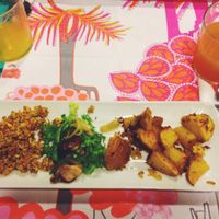 bruch main course: scrambeled tofu, salad and potatoes at Rayen Vegano in Madrid