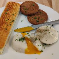 Vegan poached eggs, vegan breakfast sausage and Cuban buttered toast (Brunch pick 3) at A Lo Vegano Orlando in Orlando