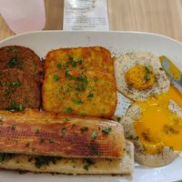 Vegan sunny side up eggs (yo egg), breakfast sausage, hash browns, cuban buttered toast and lavender lemonade. at A Lo Vegano Orlando in Orlando