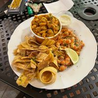 shrimp, plantain chips, mac n cheese at A Lo Vegano Orlando in Orlando