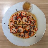 waffle with chocolate chips and strawberries at A Lo Vegano Orlando in Orlando
