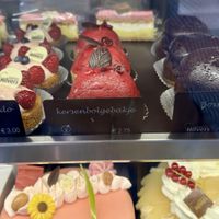 Vegan kersenbolgebak bij Hilvers Duiven  at Bakker Hilvers in Duiven