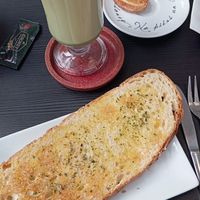 Matcha con leite de soia, torrada de aceite e ourego e palmeiriña. at Los Dulces De Delphine  in Foz