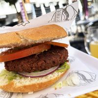 Llavaneras Burger: vegan pea protein burger (Heura) with homemade guacamole, red onion, tomato and lettuce at John's Grobe in Premia De Mar