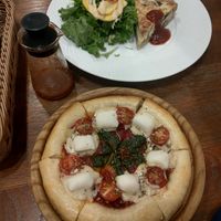 Pizza and quiche at CHOICE in Kyoto