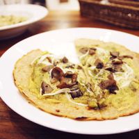 Pesto pizza with vegan cheese at CHOICE in Kyoto