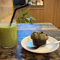 Chocolate chip and chlorella muffin, and 
green smoothie; made with kiwifruit, mizuna  greens, banana, and apple juice 🥝   at CHOICE in Kyoto