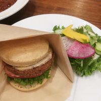 Burger avec fromage vegan at CHOICE in Kyoto