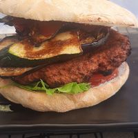 Panino con melanzane, burger vegano, insalata e salse.
(nel menù c'è scritto salse, ma viene messa anche la maionese, quindi se vuoi il panino vegano devi farla togliere)😘. at Civico 57  in Spello