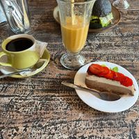 Kaffee, Tiramisu Torte, Mango Smoothie at Vegan Soul Cafe in Penida Island
