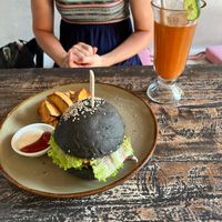 Tempeh Burger mit Süßkartoffelpommes, Saft mit Möhre, Ingwer und Apfel at Vegan Soul Cafe in Penida Island