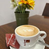 Vegan latte with oat milk, perfect taste! at Gastrobar Decibels in Premia De Mar