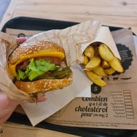 Burger and potatoes at Hank Cuisine Végétale - Archives in Paris