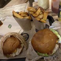 Two times the menu with the bacon burger at Hank Cuisine Végétale - Archives in Paris