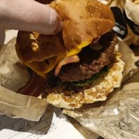 Bacon burger with hummus at Hank Cuisine Végétale - Archives in Paris