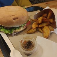 Burger and potato wedges at Hank Cuisine Végétale - Archives in Paris
