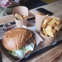 Burger with potatoes and "chicken" nuggets at Hank Cuisine Végétale - Archives in Paris
