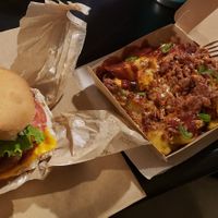 Burger and potatoes at Hank Cuisine Végétale - Archives in Paris