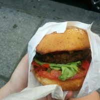vegan burger at Hank Cuisine Végétale - Archives in Paris