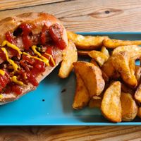 Hankdog and potato wedges at Hank Cuisine Végétale - Archives in Paris