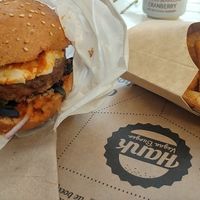 burger and potatoes at Hank Cuisine Végétale - Archives in Paris