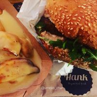 Fig and rocket burger with cheesy chips  at Hank Cuisine Végétale - Archives in Paris