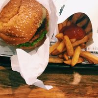 Best vegan burger EVER! 
INSTAGRAM: nikita___green  at Hank Cuisine Végétale - Archives in Paris