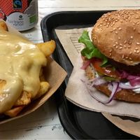 Tourist burger & cheesy fries at Hank Cuisine Végétale - Archives in Paris
