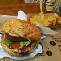 Seasonal special with caramelised onions and pepper sauce at Hank Cuisine Végétale - Archives in Paris