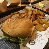 Lallume burger & wedges  at Hank Cuisine Végétale - Archives in Paris