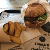 vegan burger at Hank Cuisine Végétale - Archives in Paris