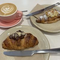 Croissants (almendras y choco-avellena) y cappuccino   at Let It Bloom in Valencia