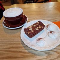 Latté baobab avec un brownie chocolat manioc noix de cajou et une touche de chantilly 100% vegan. at Wassaï in Lyon