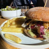 Sellerie-Burger mit Sauerkraut, knuspriger Kartoffel und Rosinen-Mayo  at Blum in Innsbruck