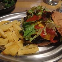 Hamburguesa vegana con patatas caseras at Tauèrna Urtau Arties in Lleida