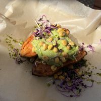 gebackene Süßkartoffel mit Avocado-Limetten-Dip, knusprigem Mais, Sprossen, und Chimichurri-Soße  at Das Oberhaus in Passau
