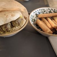 Pita vegan et frites de panisse at Yafel in Marseille