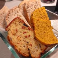 Pane autoprodotto appena sfornato, con semi, curcuma e farina grani antichi. at PeR Magnà in Frattuccia