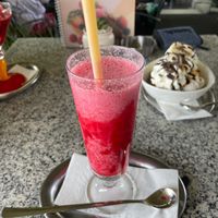 Veganer Milchshake ist möglich wenn man Sorbeteissorten auf Nachfrage mit Hafermilch mischt   at Lilly Vanilly in Brandis