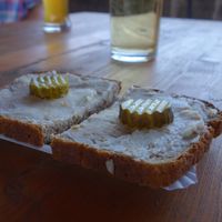Veganes Schmalzbrot ("vegan lard bread") at Burgschänke Wolfsburg in Neustadt