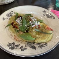 Flækærtehummus pyntet med blomster, friske krydderurter og syltede ramsløgsblomster  at Café Fuut Fuut  in Kirke Hvalsoe