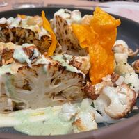 Geschmorter Blumenkohl mit Kräuter-Knoblauch-Sauce, Haselnüsse und Chili-Öl at Restaurant Hedwig in Balgach