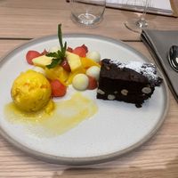 Brownie, Früchte, Passionsfruchtglace at Restaurant Hedwig in Balgach
