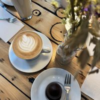 Flødeboller & oat cappuccino   at Kaffebaren in Aalborg