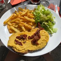 Tartine houmous + frites + salade   at Le Tres Petit Café in Murat