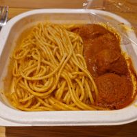 Espaguetis amb pilotes veganes: a la cafeteria poden fer escalfar qualsevol dels plats preparats comprats dins l'establiment. at Veritas - Sant Cugat in Barcelona