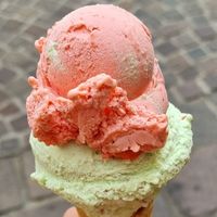 Strawberry and green apple ice cream at Eis Boutique Bepo in Villach