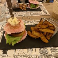 Hambúrguer em pão de beterraba, acompanhado de umas batatas deliciosas. O hambúrguer também leva queijo, mas nesse dia não havia.   at O Sorriso in Porto Covo